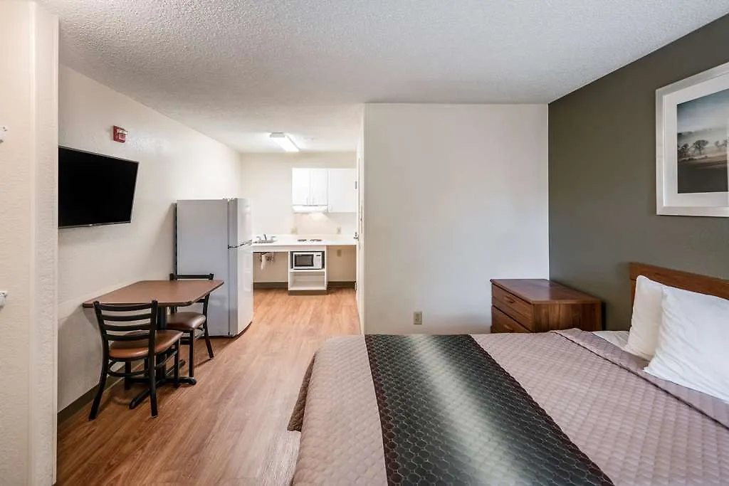 Hometowne Studios St. Louis - Airport/ N Lindbergh Hazelwood Hotel