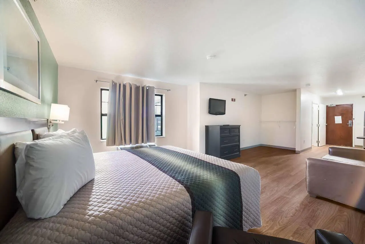 Hometowne Studios St. Louis - Airport/ N Lindbergh Hazelwood 2*,  USA